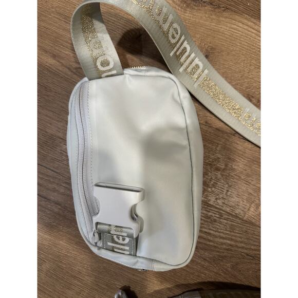 Lululemon Everywhere Belt Bag 1L Wordmark Vapor/Gold/White – Ships Free - Picture 4 of 6